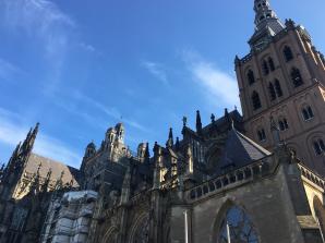 [VIDEO] Słowo i Pieśń na niedzielę 21 października z miasta 's-Hertogenbosch. Z modlitwą o pojednanie się holenderskiego ojca Kees Bedeschi z polską matką Beatą Olejnik. I za pracowników instytucji Jeugendbascherming, by im w tym pomogli