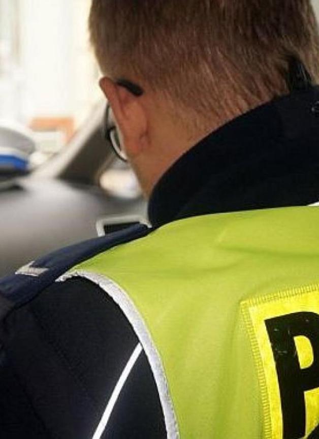 Kętrzyn: Nietrzeźwy 62-latek wpadł do jeziorka miejskiego. Uratowali go policjanci