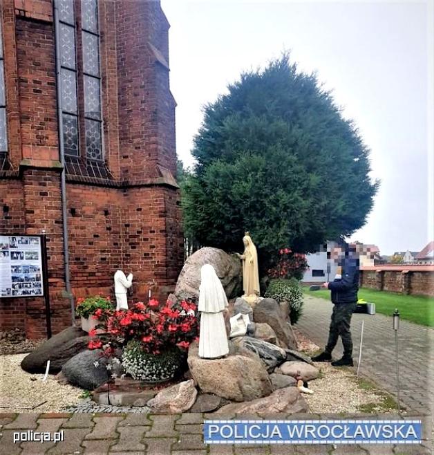 Zniszczył wapienne figury przed kościołem, a na miejscu zostawił butelkę po alkoholu i buta