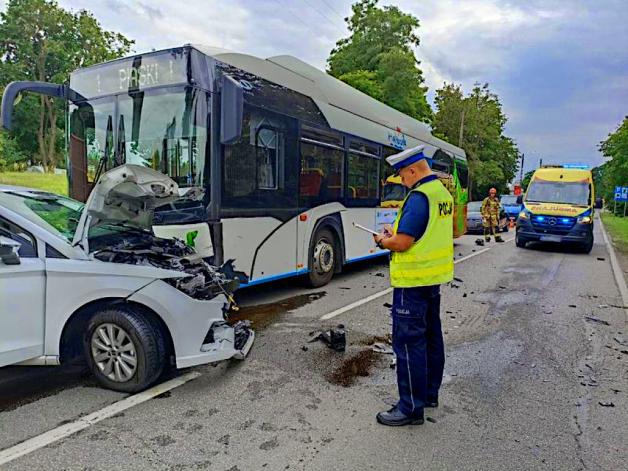 Wypadek z udziałem autobusu miejskiego i samochodu osobowego